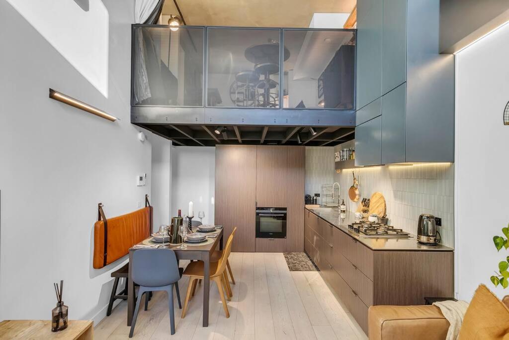 Apartment Sol Docklands - Unique 3 Bedroom Loft, Infinity Pool, Gym, Free Parking And Free Trams *