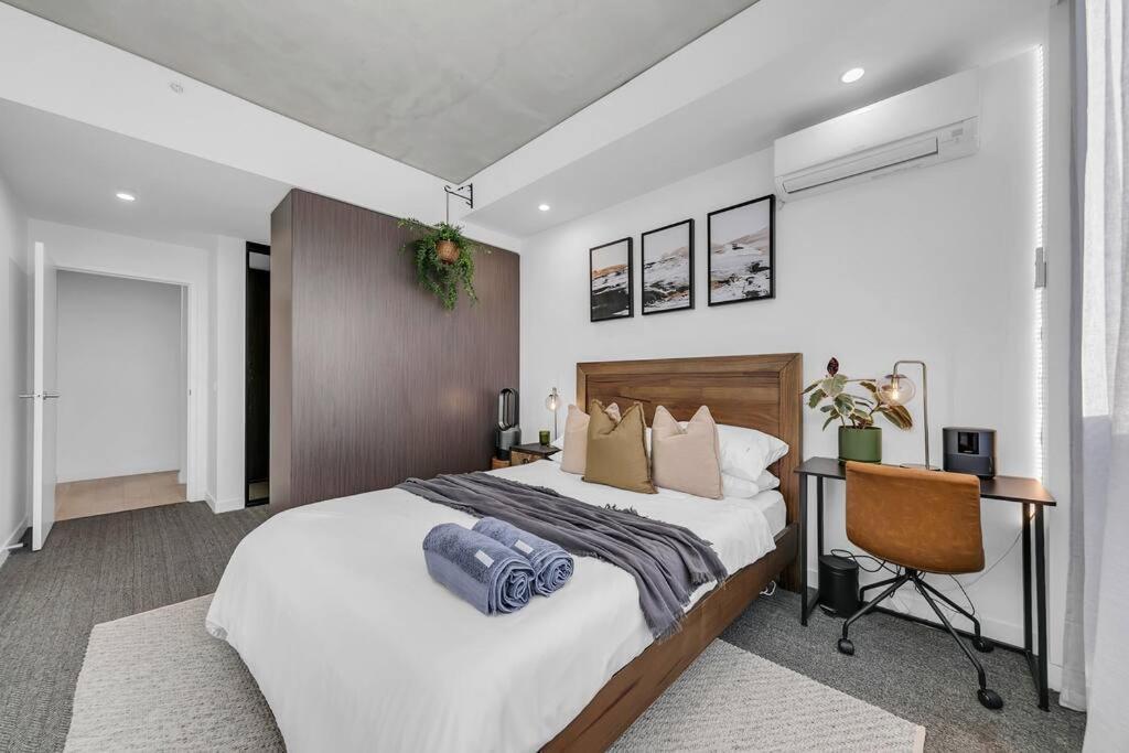 Apartment Sol Docklands - Unique 3 Bedroom Loft, Infinity Pool, Gym, Free Parking And Free Trams *