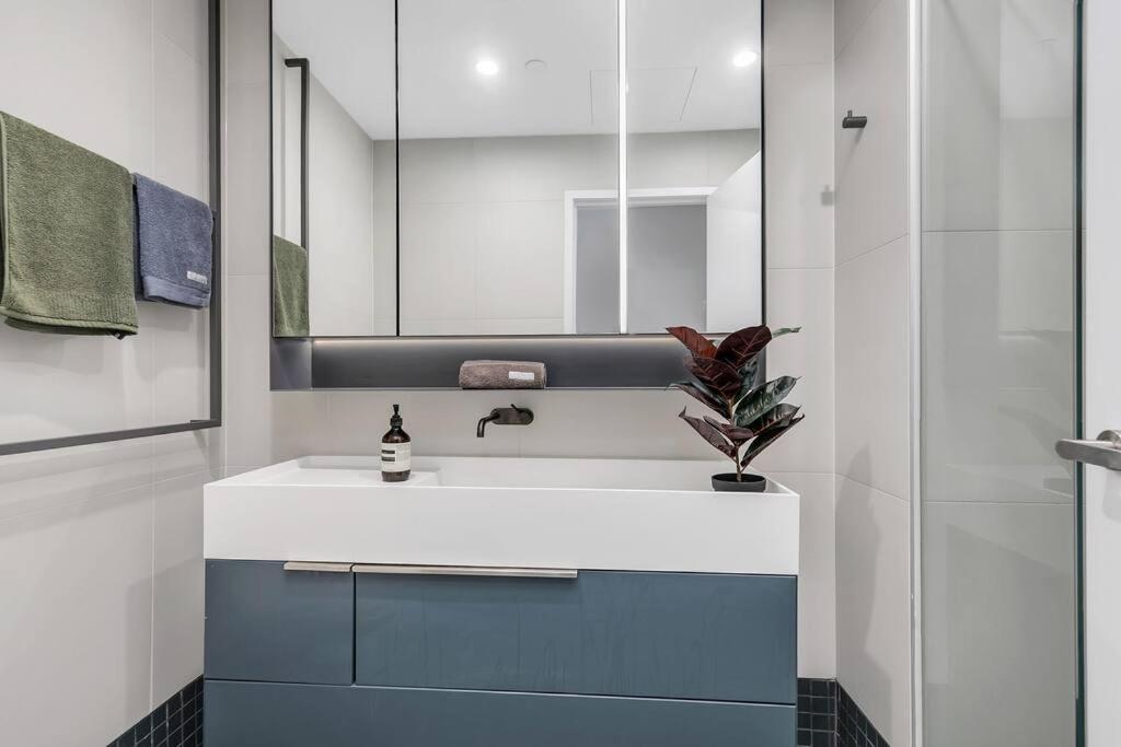 Sol Docklands - Unique 3 Bedroom Loft, Infinity Pool, Gym, Free Parking And Free Trams Apartment