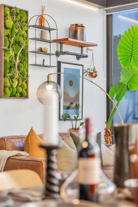 Sol Docklands - Unique 3 Bedroom Loft, Infinity Pool, Gym, Free Parking And Free Trams