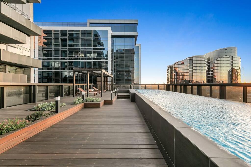 Apartment Sol Docklands - Unique 3 Bedroom Loft, Infinity Pool, Gym, Free Parking And Free Trams