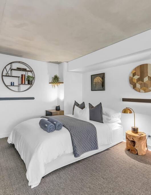 Sol Docklands - Unique 3 Bedroom Loft, Infinity Pool, Gym, Free Parking And Free Trams Apartment