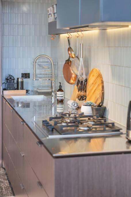 Sol Docklands - Unique 3 Bedroom Loft, Infinity Pool, Gym, Free Parking And Free Trams Apartment Melbourne
