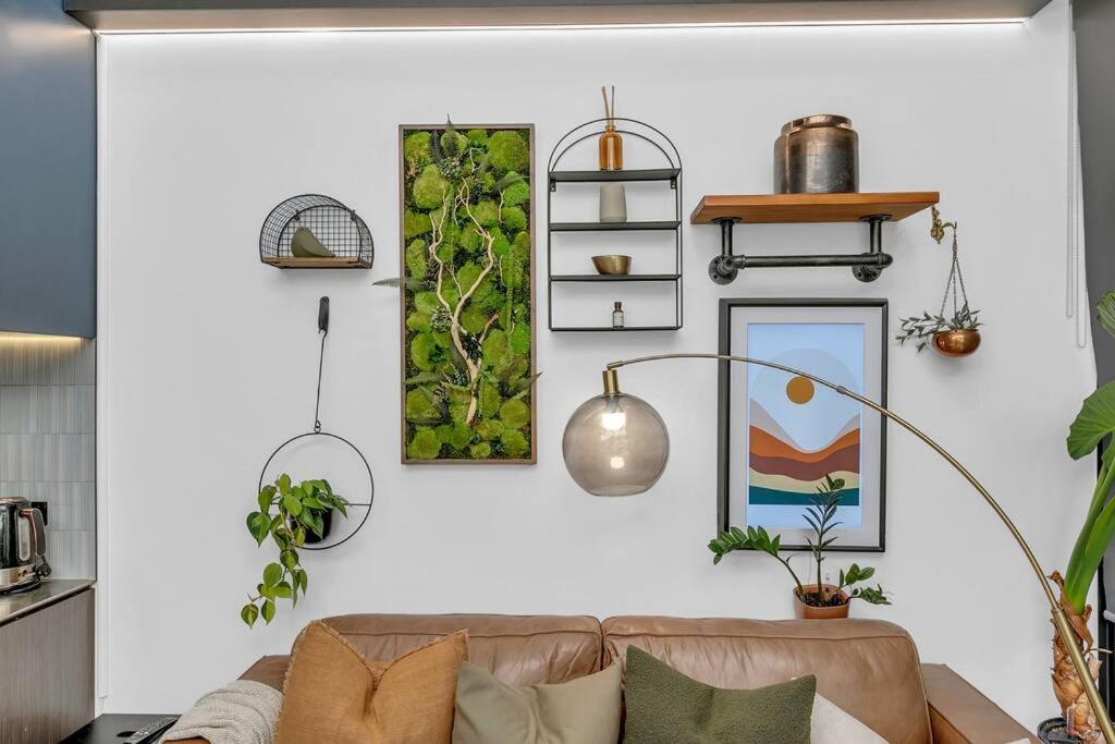Sol Docklands - Unique 3 Bedroom Loft, Infinity Pool, Gym, Free Parking And Free Trams *
