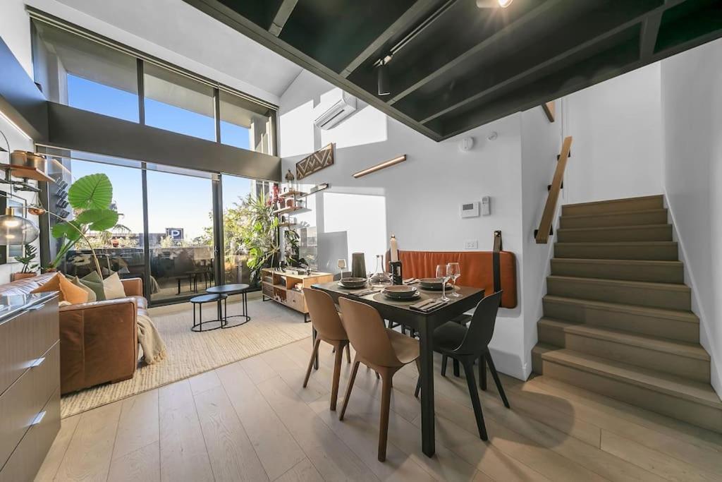 Sol Docklands - Unique 3 Bedroom Loft, Infinity Pool, Gym, Free Parking And Free Trams Apartment