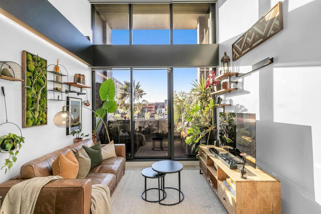 Apartment Sol Docklands - Unique 3 Bedroom Loft, Infinity Pool, Gym, Free Parking And Free Trams *