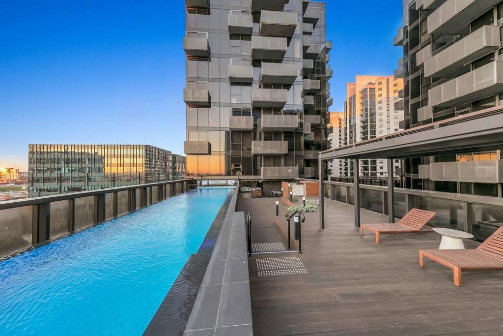 Sol Docklands - Unique 3 Bedroom Loft, Infinity Pool, Gym, Free Parking And Free Trams