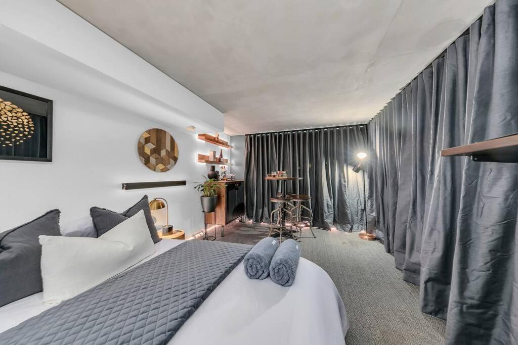 Apartment Sol Docklands - Unique 3 Bedroom Loft, Infinity Pool, Gym, Free Parking And Free Trams
