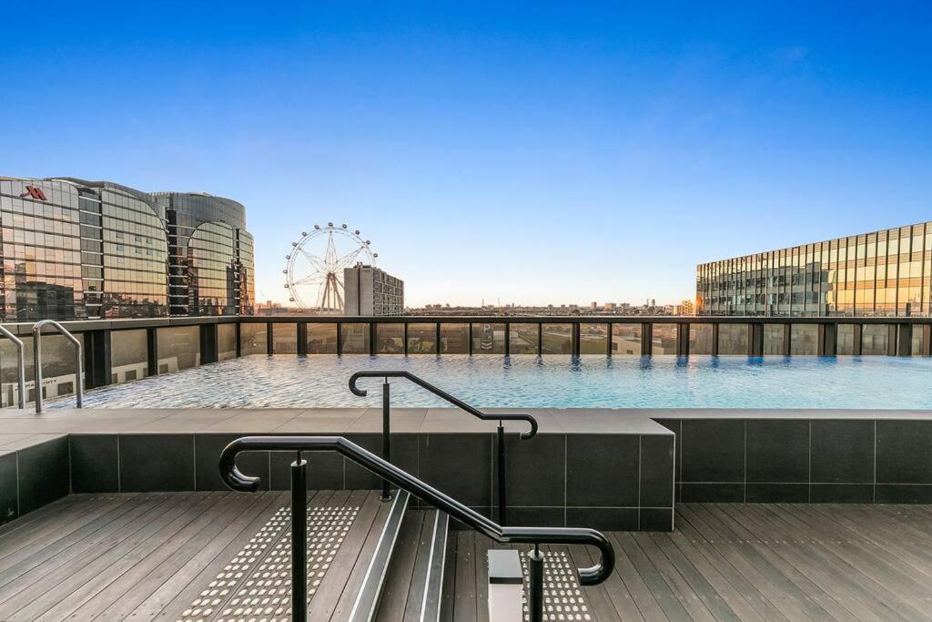 Apartment Sol Docklands - Unique 3 Bedroom Loft, Infinity Pool, Gym, Free Parking And Free Trams *