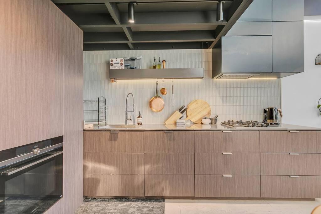 Apartment Sol Docklands - Unique 3 Bedroom Loft, Infinity Pool, Gym, Free Parking And Free Trams Melbourne