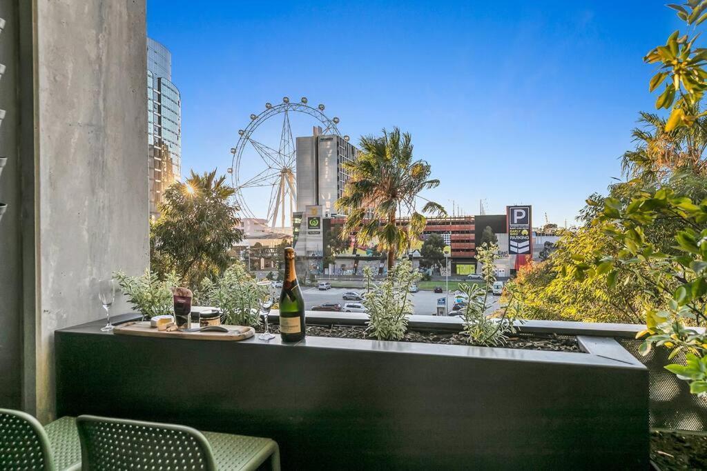 Sol Docklands - Unique 3 Bedroom Loft, Infinity Pool, Gym, Free Parking And Free Trams Apartment Melbourne