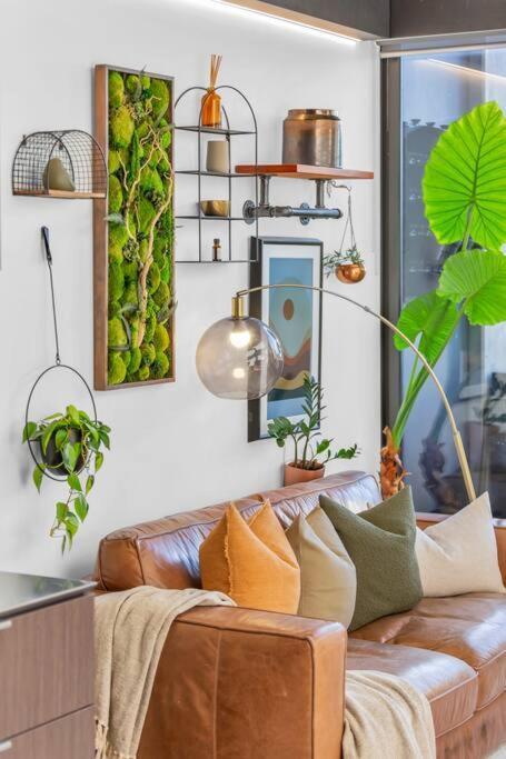 Sol Docklands - Unique 3 Bedroom Loft, Infinity Pool, Gym, Free Parking And Free Trams *