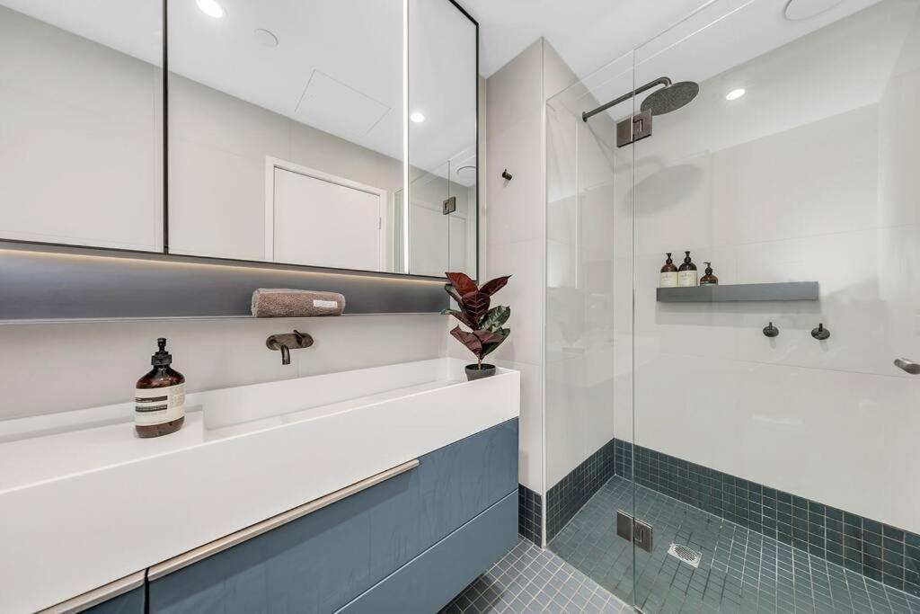 Sol Docklands - Unique 3 Bedroom Loft, Infinity Pool, Gym, Free Parking And Free Trams Apartment Melbourne
