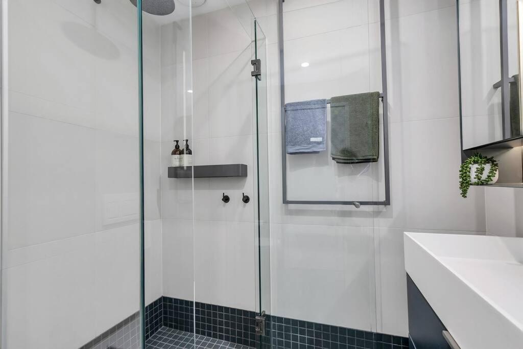 Sol Docklands - Unique 3 Bedroom Loft, Infinity Pool, Gym, Free Parking And Free Trams Apartment *