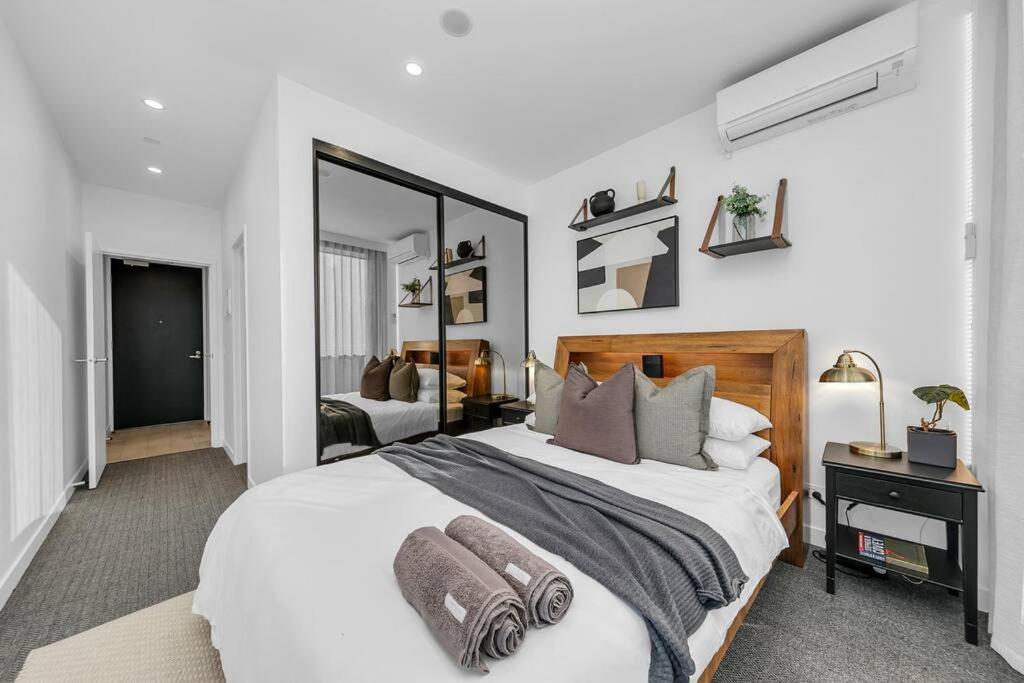Sol Docklands - Unique 3 Bedroom Loft, Infinity Pool, Gym, Free Parking And Free Trams Apartment