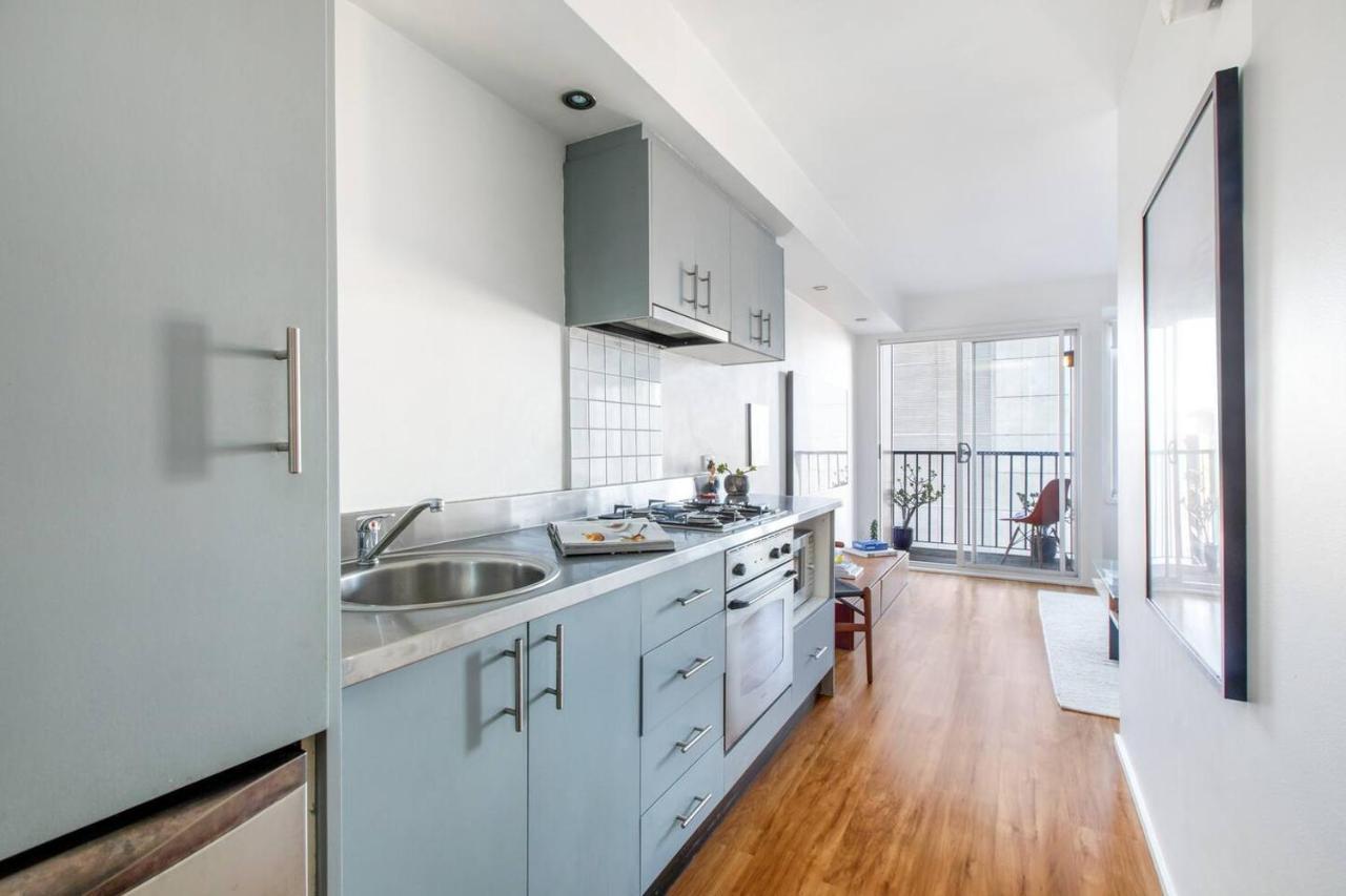 'melbourne Chic On Russell' Cosy Living Apartment