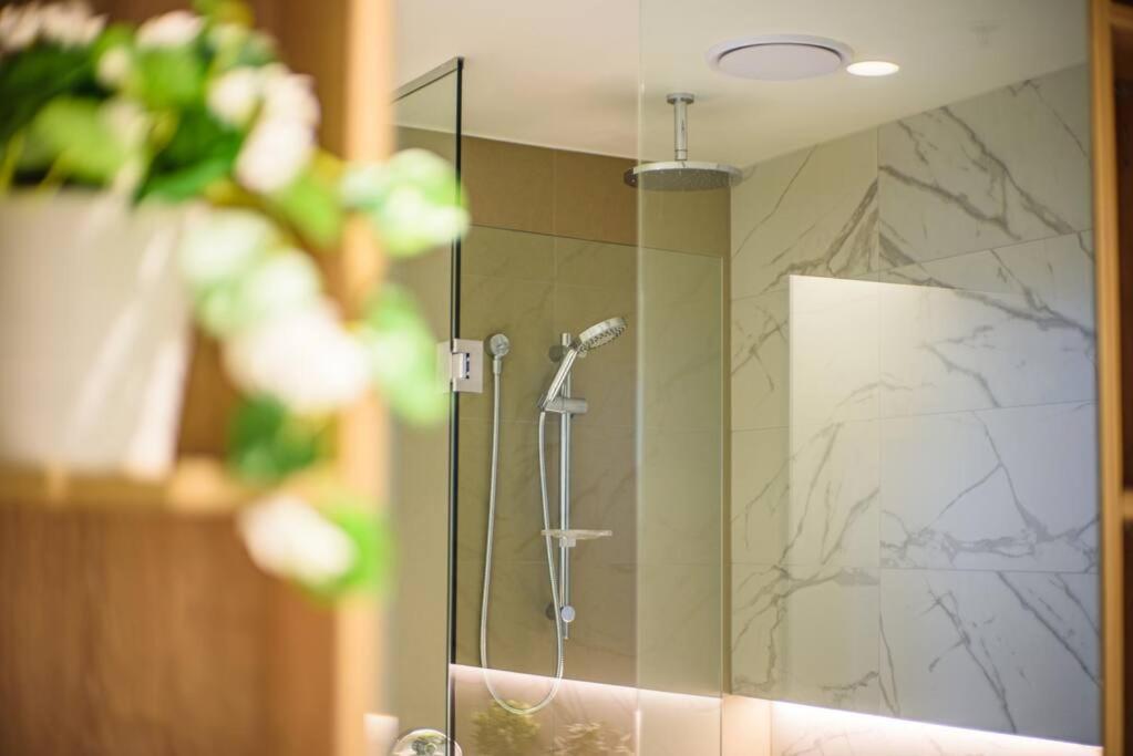 Exceptional Views 2bdr2bath Apt In Cbd Apartment *