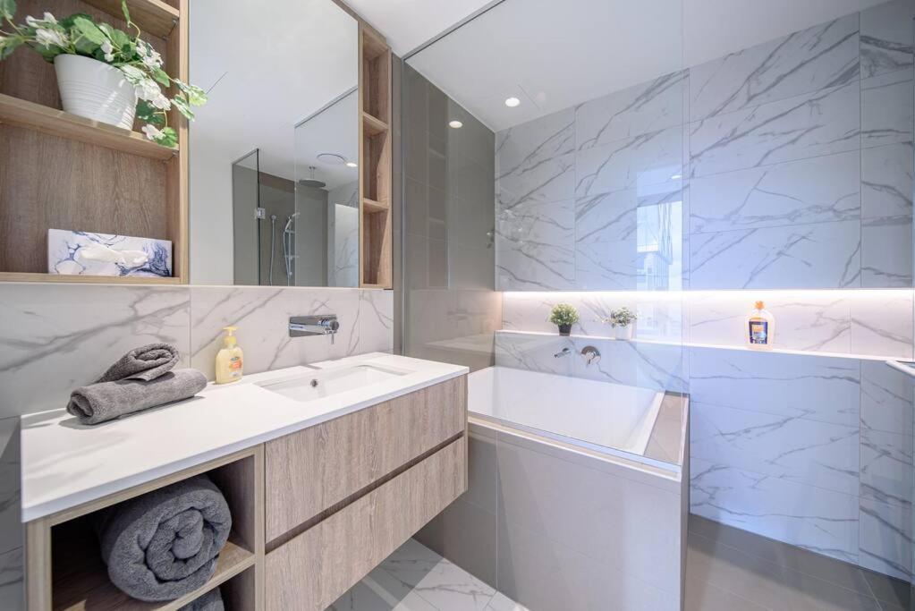 Exceptional Views 2bdr2bath Apt In Cbd Melbourne