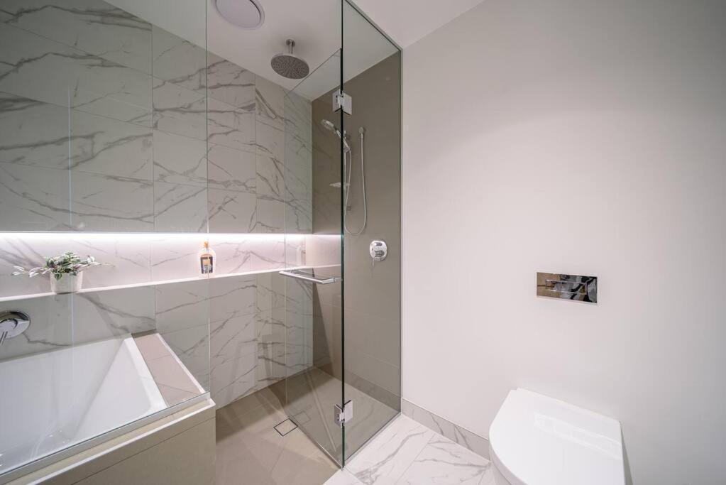 Exceptional Views 2bdr2bath Apt In Cbd Melbourne