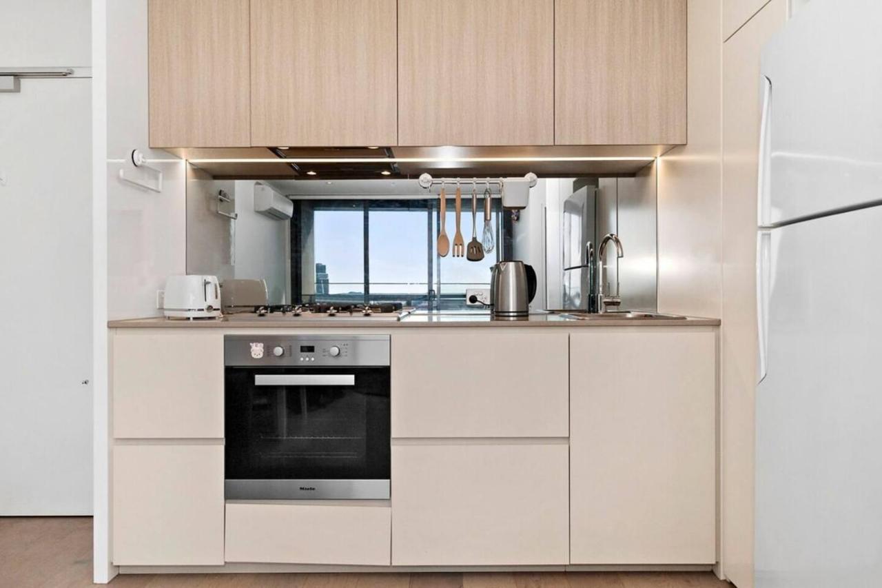 Resort-style Docklands Riverview With Parking Melbourne