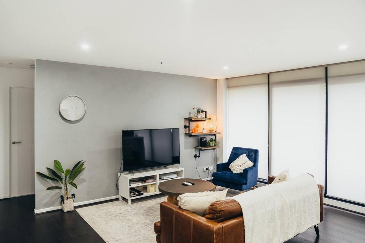 Modern Resort-style Near Queen Vic Market Apartment