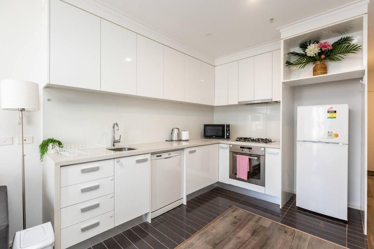 A Modern Resort-style Near Crown Casino Apartment *