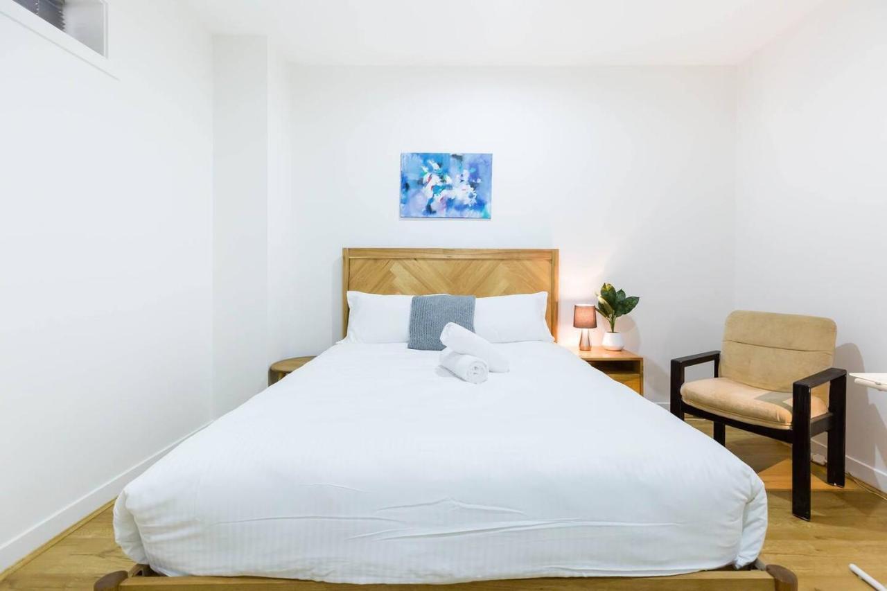 A Coveted Collins Street Pad With Parking * Melbourne