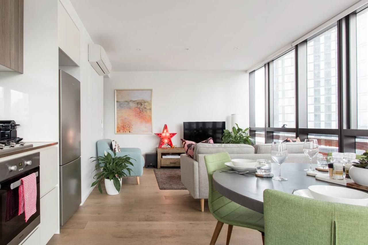 Modern Magic On Yarra River With Amenities *