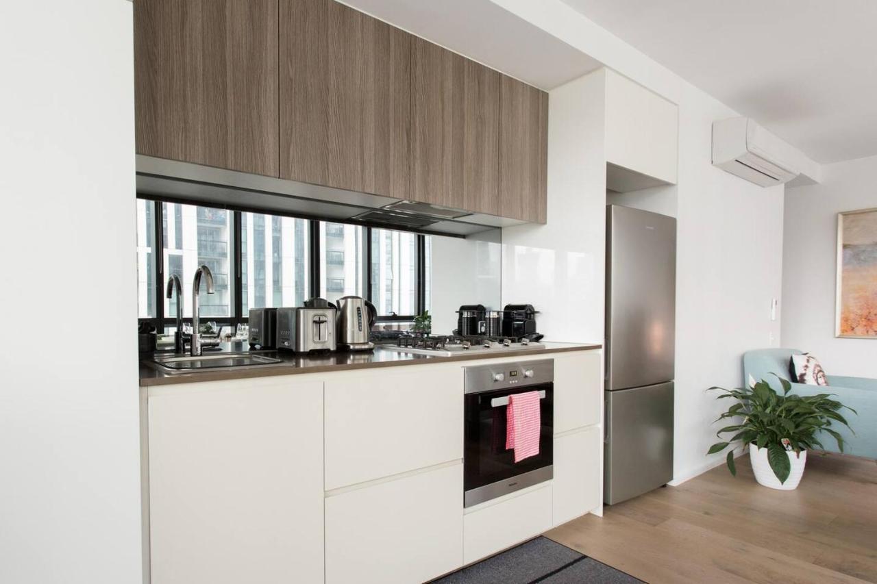 Modern Magic On Yarra River With Amenities *