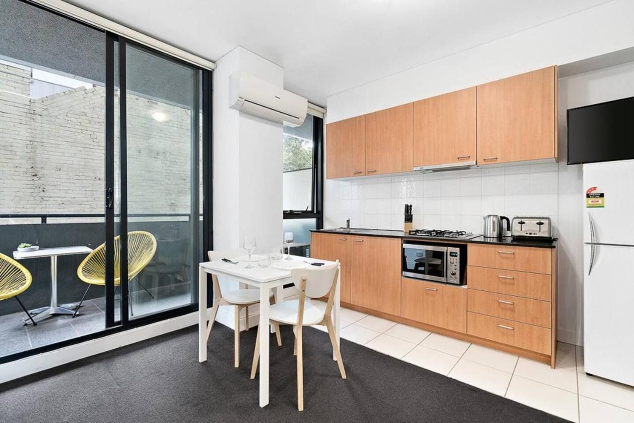 'studio Elizabeth' A Balcony Retreat Apartment *