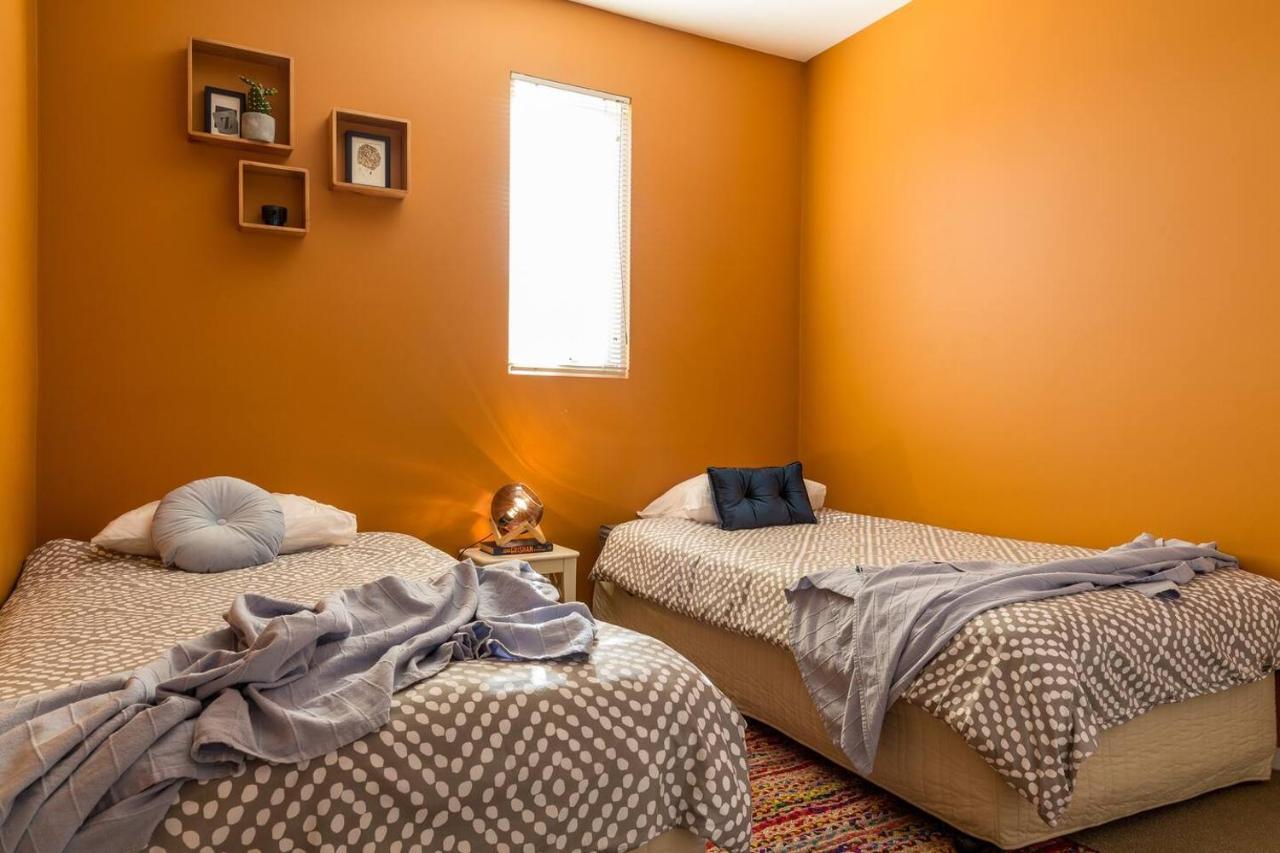 'fitzroy Max' Easygoing Urban Pad Off Brunswick St