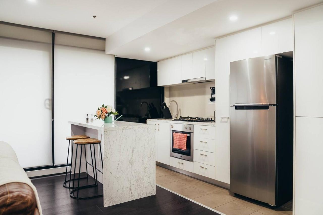 Modern Resort-style Near Queen Vic Market Apartment *