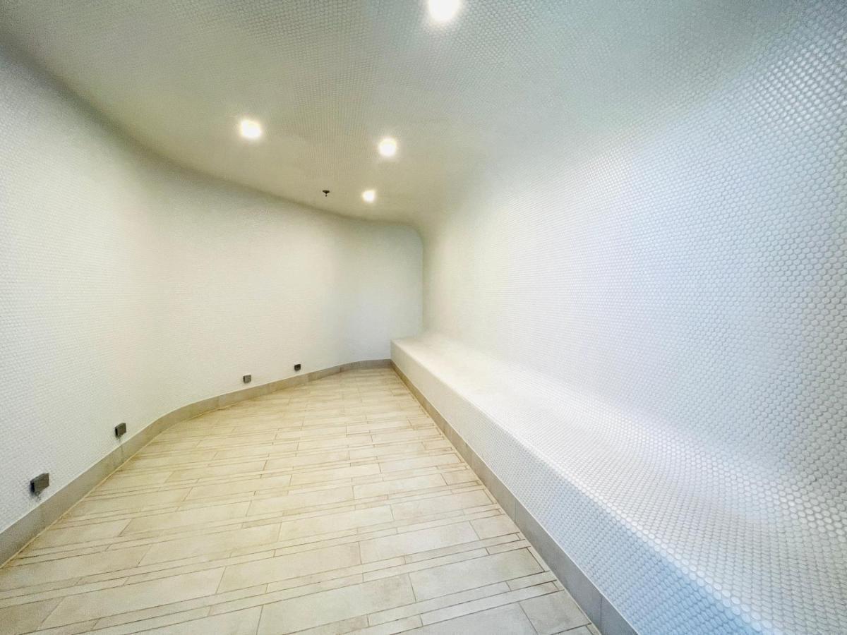 Luxury Indoor Pool, Jacuzzi, Sauna And Steam