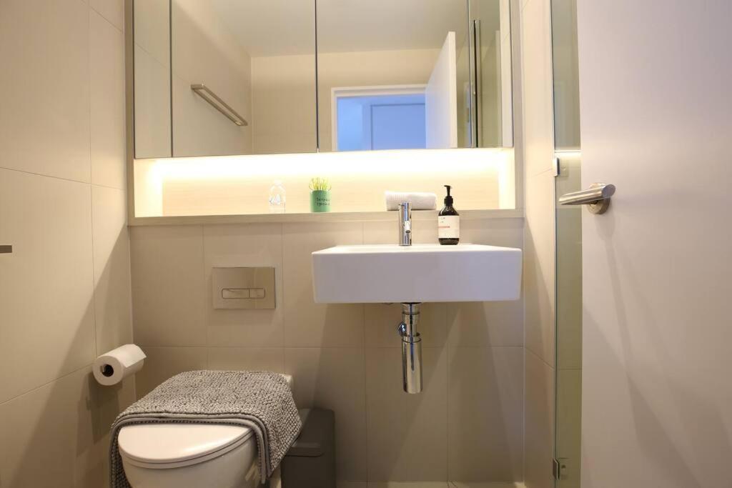 Glamorous 2br With Ocean & River Views & Free Parking Apartment Melbourne