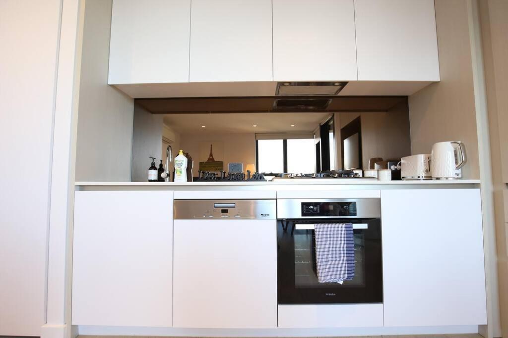 Glamorous 2br With Ocean & River Views & Free Parking Apartment Melbourne