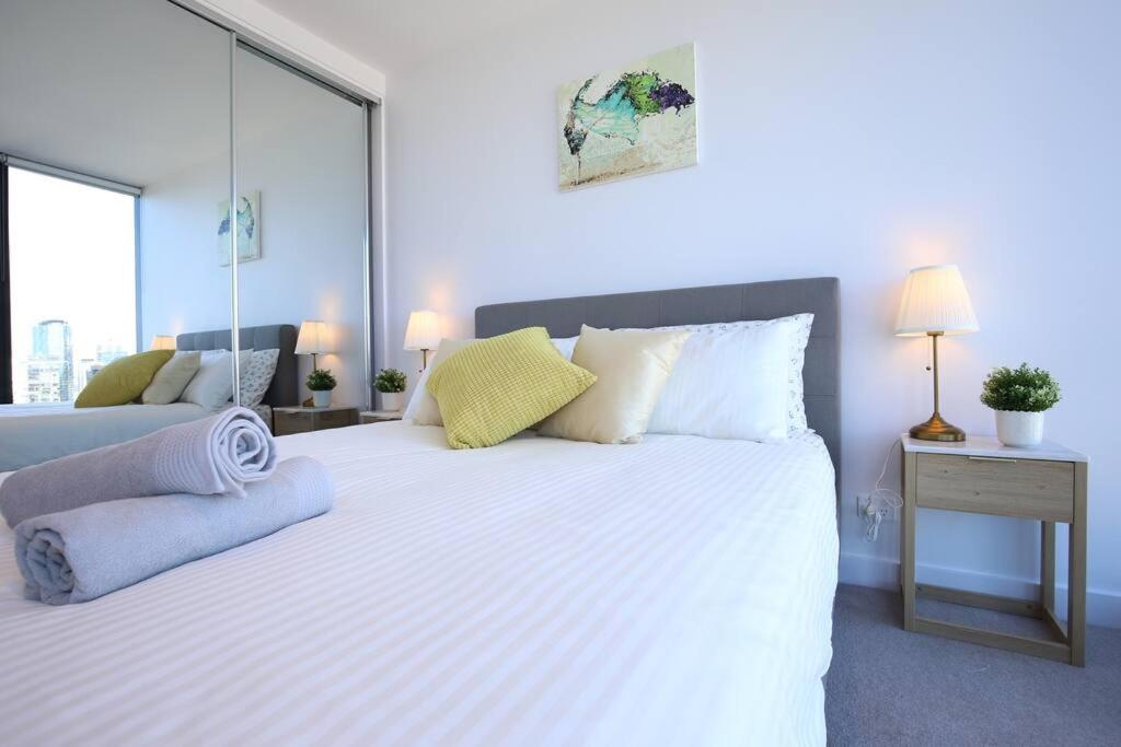 Apartment Glamorous 2br With Ocean & River Views & Free Parking *