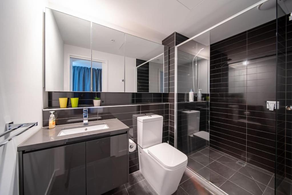 Spacious 2 Bdrs Apt +free Parking Apartment