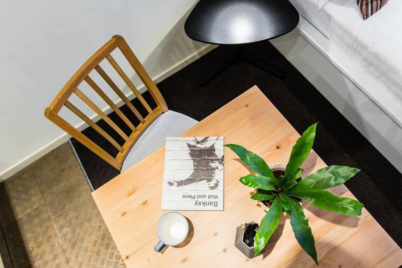 Simple On Swanston - A Student Apartment