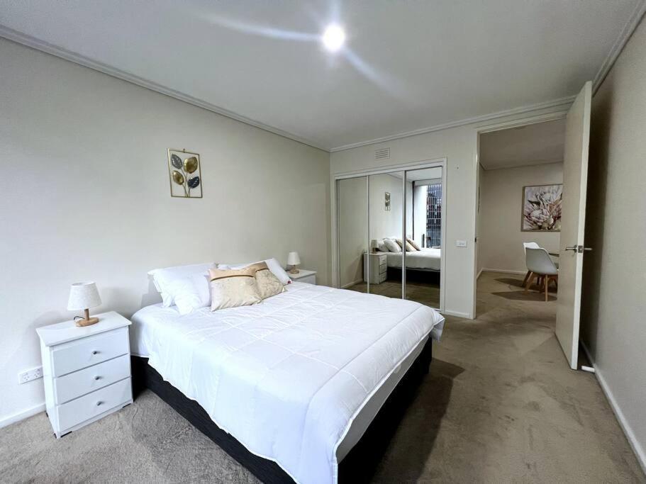 Exclusive 2 Bed Pad With Views * Melbourne