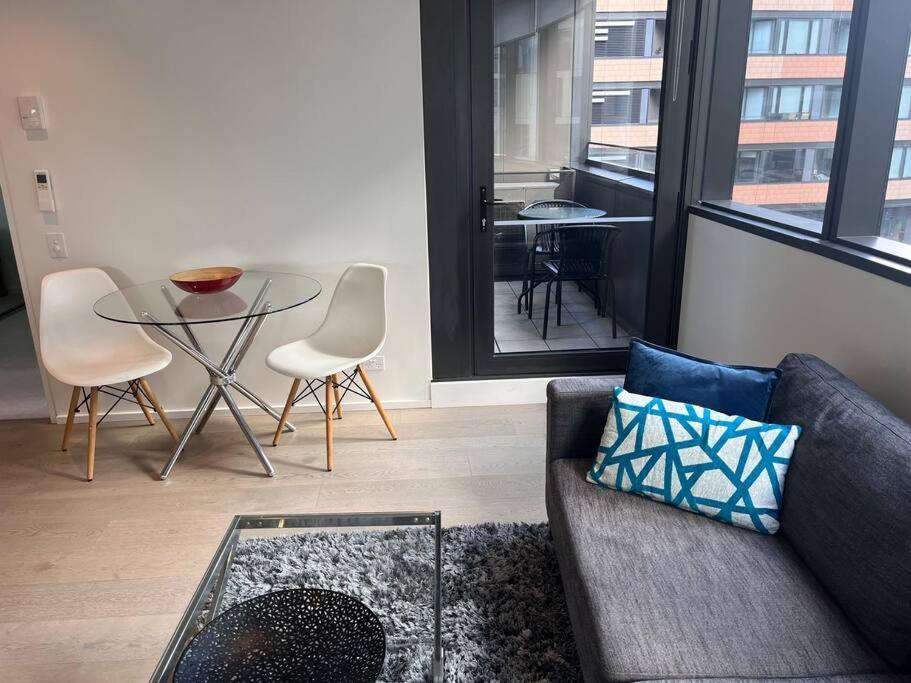 Wyndel One Bedroom Col8302 Apartment