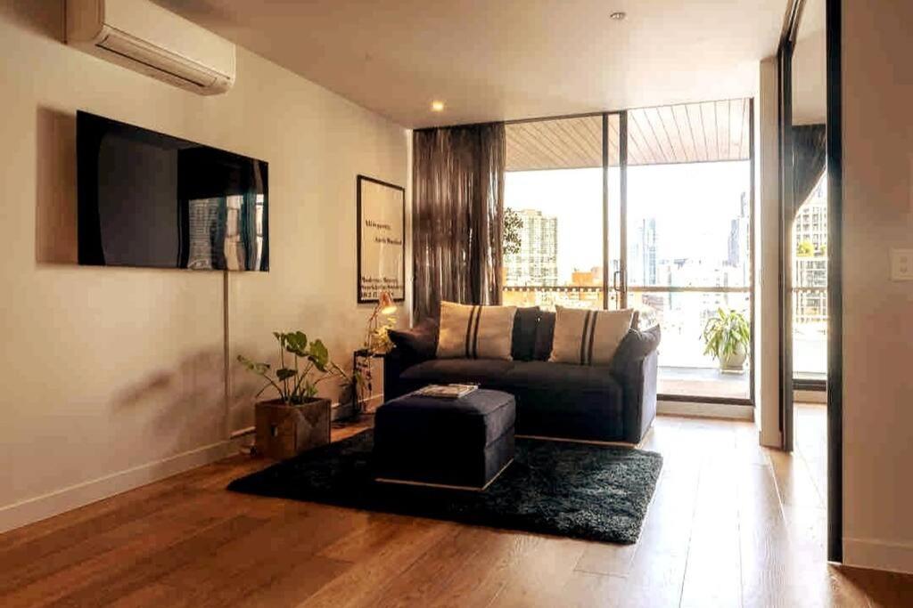 Apartment Vibrant !!! Stylish Open Big City View Balcony Family Friendly
