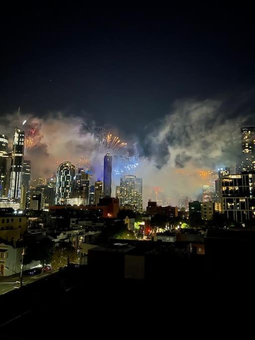 Apartment Vibrant !!! Stylish Open Big City View Balcony Family Friendly