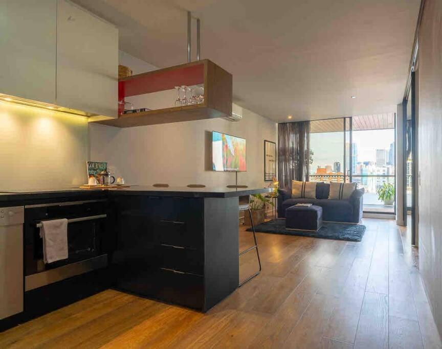 Apartment Vibrant !!! Stylish Open Big City View Balcony Family Friendly Melbourne