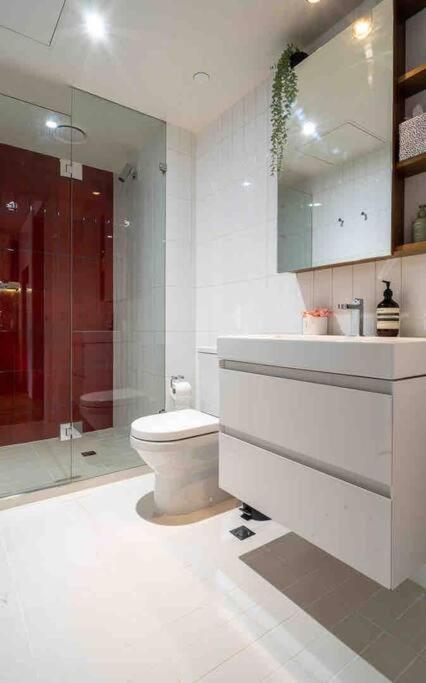 Apartment Vibrant !!! Stylish Open Big City View Balcony Family Friendly