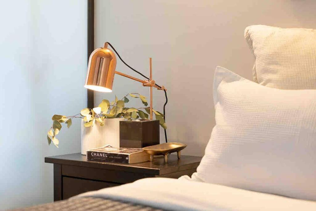 Vibrant !!! Stylish Open Big City View Balcony Family Friendly * Melbourne
