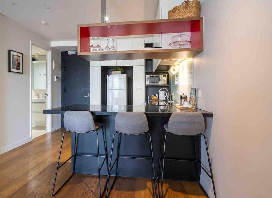 Apartment Vibrant !!! Stylish Open Big City View Balcony Family Friendly