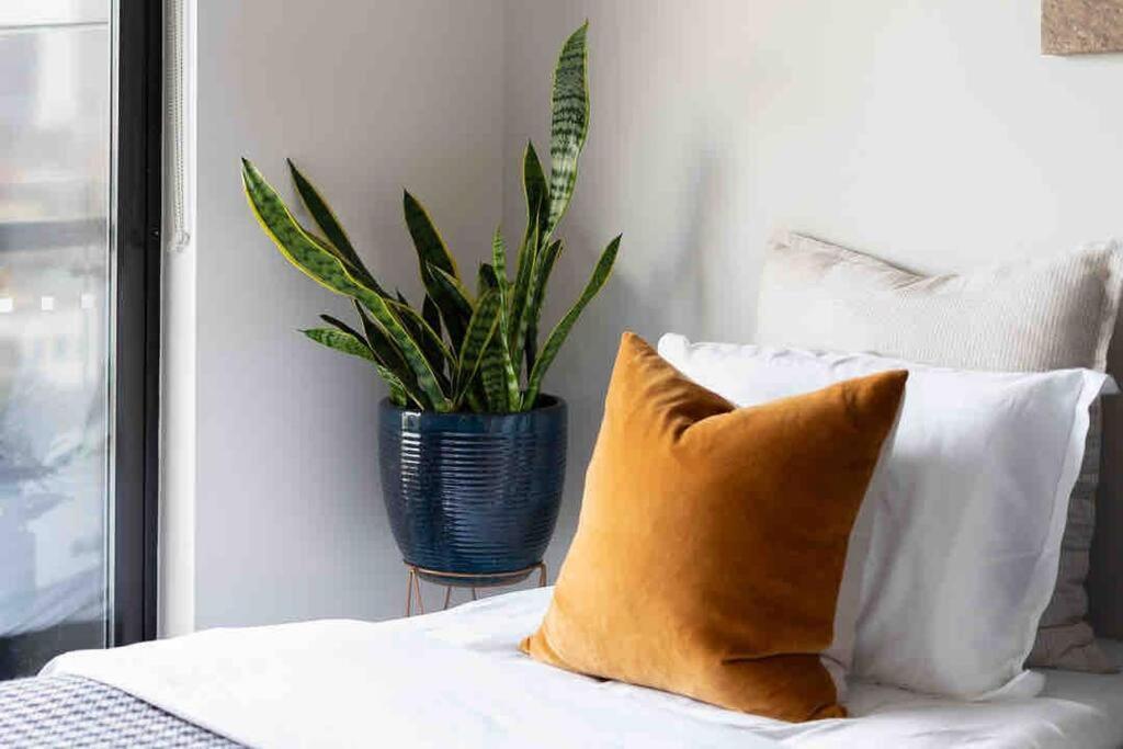 Vibrant !!! Stylish Open Big City View Balcony Family Friendly Apartment Melbourne