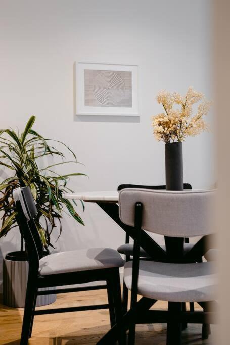 Apartment Contemporary 2br In Melb-collins House #ch30 *