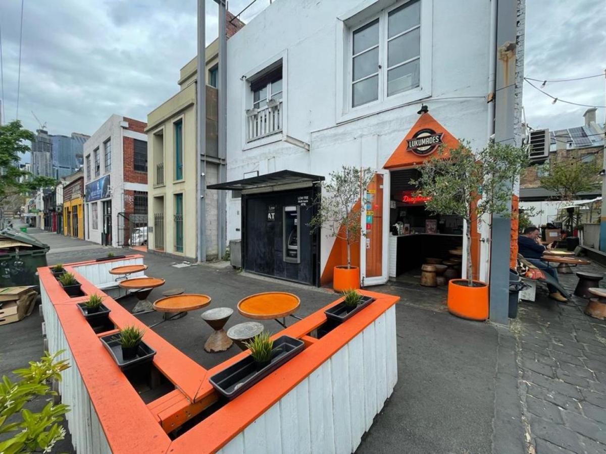 Conveniently Located 6 Bedroom Unit Melbourne