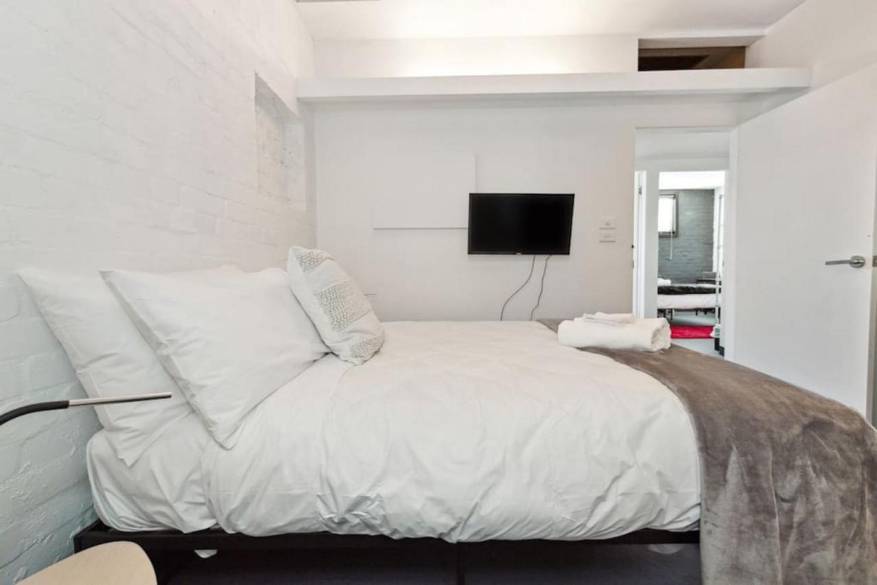 Conveniently Located 6 Bedroom Unit *